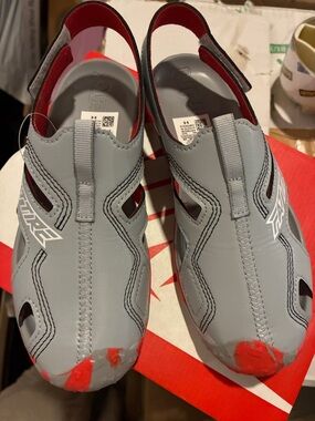 Under Armour Kid Sneakers/Sandals(7)